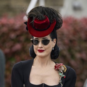 Dita Von Teese nevychází z domu bez dostatečné dávky silné ochrany před UV zářením. Krémy s SPF jsou její denní rutinou 365 dní v roce. 