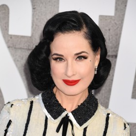 Dita Von Teese letos oslaví 53. narozeniny, ale díky jejím trikům, včetně omlazujícího spánku na zádech, vypadá nejméně o deset let mladší. 