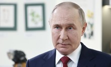 Ruský prezident Vladimir Putin se údajně dostal do epicentra útoku při svém příletu do Kurské oblasti. Kreml útok zřejmě zinscenoval.