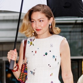 Modelka Gigi Hadid si korálkové kabelky oblíbila. Umí je kombinovat s elegantními kousky a docílit tak hravých outfitů