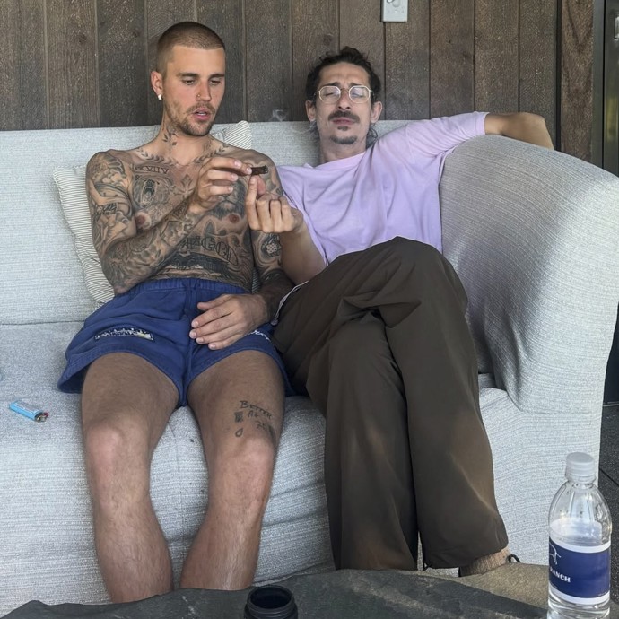 Justin Biber kouřící cosi, co vypadá jako joint.