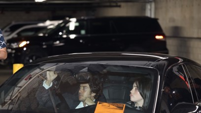 FOTO: Billie Eilish a Nat Wolff v autě.