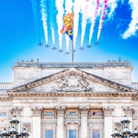 U Buckinghamského paláce bylo živo.