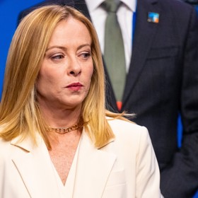 Giorgia Meloni střídala na G7 grimasy.