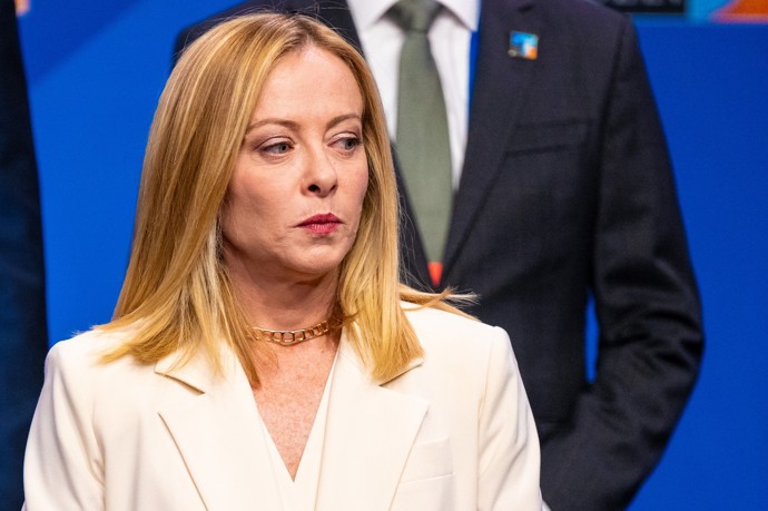 Giorgia Meloni střídala na G7 grimasy.