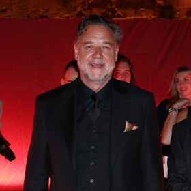 Herec Russell Crowe se v neděli objevil na předávání cen Golden Bee na Středomořském filmovém festivalu na Maltě a fanouškům spadla brada.