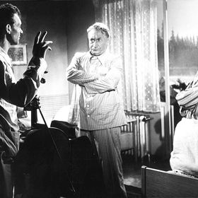 Scénárista František Vlček st. po letech přiznal, že příjmení Anděl bylo vybráno podle tehdejšího oblíbeného přísloví "To je vůl jak Anděl", což přesně definovalo hlavní postavu.