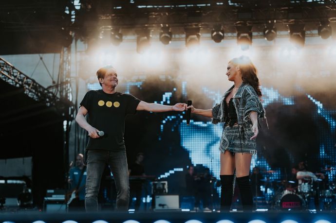 Zpěvačka Ivana Regešová na pódium s Michalem Malátným.