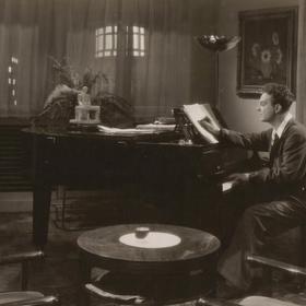 Snímek z filmu Rukavička: Ztracený dámský doplněk garderoby spojí několik lidských osudů.