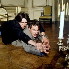 Gedeon Burkhard se v seriálu nejprve ukázal jako zločinec.