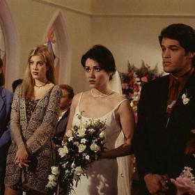 Tři sezony seriálu končily dílem, jehož hlavní náplní byla svatba.