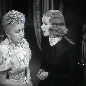 Nataša Gollová ve filmu sice zpívá, ale hlasem Míly Spazierové-Hezké.