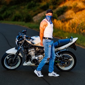 SnadneumřuNamoto pochází z okresu Karlových Varů. 