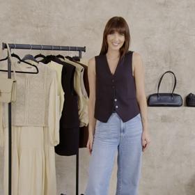 Krátkou vestičku můžete přidat například k džínám.