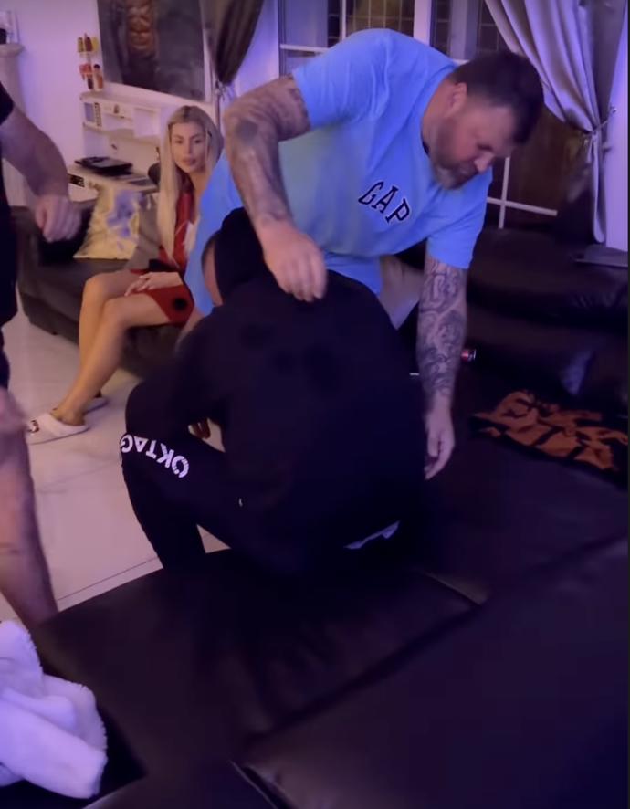 Karlosovi pomáhal tým se svlékáním.