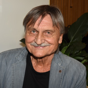 Pavel Soukup je oblíbený český herec a skvělý dabér. Jeho hlasem k českým divákům promlouvají zahraniční legendy včetně Roberta Redforda nebo Dolpha Lundgrena.