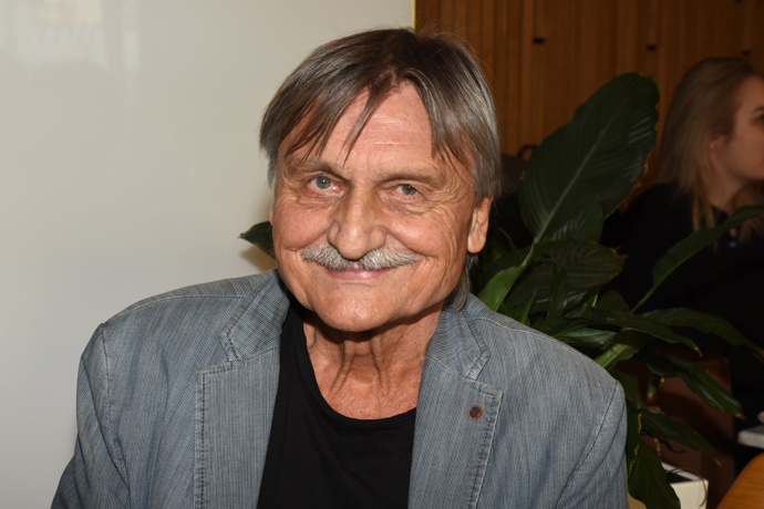 Pavel Soukup je oblíbený český herec a skvělý dabér. Jeho hlasem k českým divákům promlouvají zahraniční legendy včetně Roberta Redforda nebo Dolpha Lundgrena.