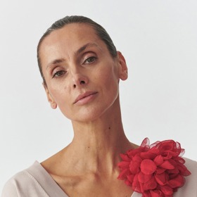 Brož se bude skvěle vyjímat i na basic tričkách, kterým dodá šmrnc.Brož s květinou, Tatuum, 499 Kč