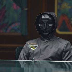 Hudba, která často doprovází maskované pořadatele her, je inspirována chorálem Dies Irae, který vznikl ve třináctém století a byl zejména používán u katolických pohřbů. 