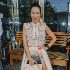 Veronika Arichteva už se nebojí kombinovat elegantní koktejlky s teniskami - pochopitelně tón v tónu.