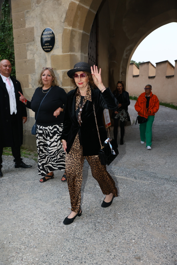 Saskia Burešová dorazila v odvážném leopardím outfitu a opět ukázala, že styl má v malíčku i po sedmdesátce.