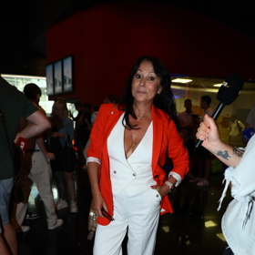 Zpěvačka Heidi Janků patřila k nejlépe oděným ženám v kině. Vzala si komplet bílých kalhot a vestičky, které překryla kontrastním červeným blejzrem.