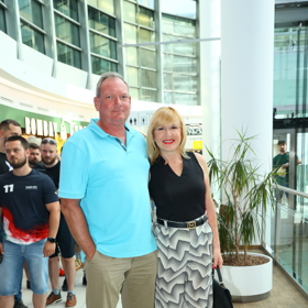 Moderátorka Štěpánka Duchková vzala do kina manžela Jana, a i když spolu moc neladili, mladistvá padesátnice zvolila stylovou černo-bílou kombinaci topu a širokých kalhot.