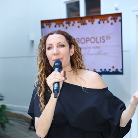 Černé šaty Olze moc slušely.