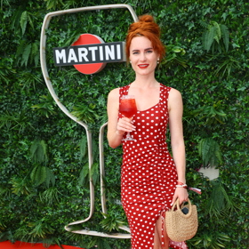 Mary v outfitu, který vypadal velmi retro. 