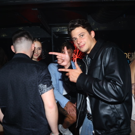 Sebastian na party Survivoru.