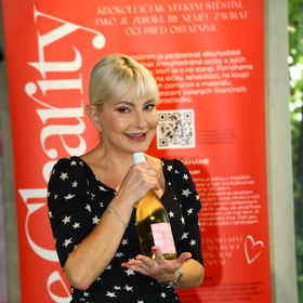 Bára Nesvadbová je krásná žena. 