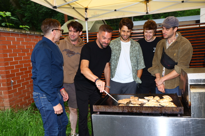 Muži se přesunuli ke grilu.