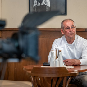 Tím návštěvníkem je fotbalový trenér Petr Rada.