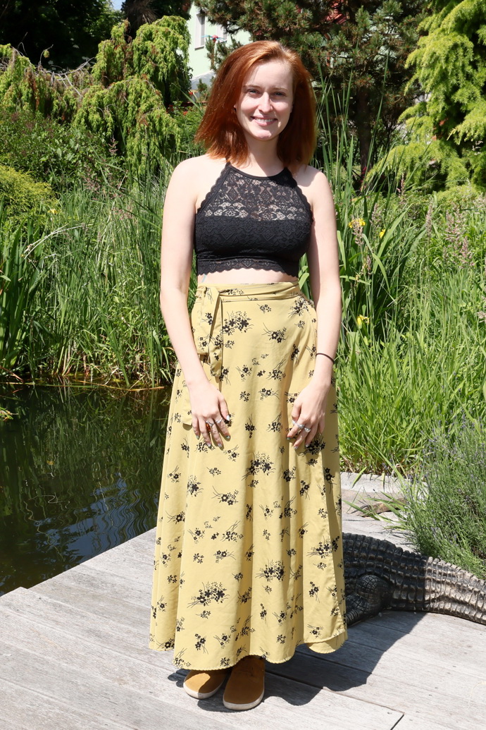 Černý crop top a světle zelenou sukni s potiskem oblékla herečka Kamila Janovičová. 
