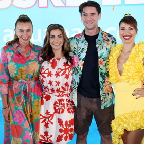 Že se tropických motivů na oblečení nemusí bát ani pánové, předvedl herec Jan Komínek.