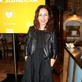 V teniskách vyráží Veronika na tiskové konference i večírky. Vystačí si jen s koženou bundou a univerzálními černými šaty. 