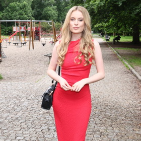 Letní rudé šaty s černou kabelkou nosí i herečka Michaela Pecháčková. 