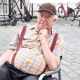 Jiří Lábus je dodnes aktivní ve své profesi. Aktuálně hraje ve čtyřech divadlech.