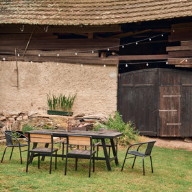 Posezení před stodolou