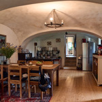 Celkový pohled na obytnou místnost s provizorní kuchyní