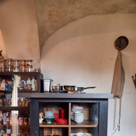 Starožitná almárka s nádobím