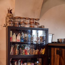 Další kuchyňské ingredience jsou také pečlivě uloženy.