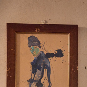 Stěny zdobí návrhy Pavla Berkyho - módního návrháře - ještě z dob, kdy studoval na UMPRUM.