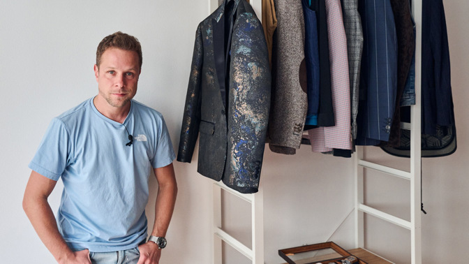 Pohled do šatní skříně s košilemi Jana Ondera.