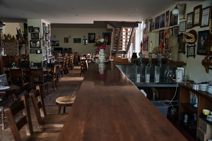 K sálu patří i malý domácí bar.
