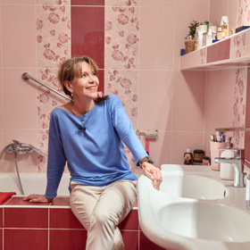 Koupelna Míši Dolinové. Tady, na širokém okraji vany, ráda sedává se svými dcerami.