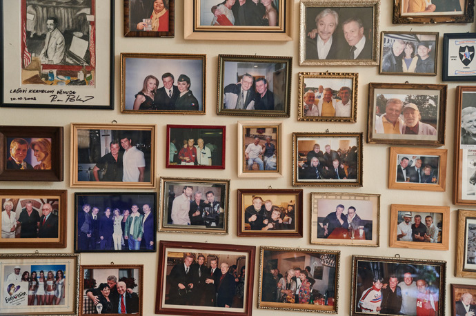 Detailní pohled na fotografie některých známých osobností a kamarádů Ladi Kerndla