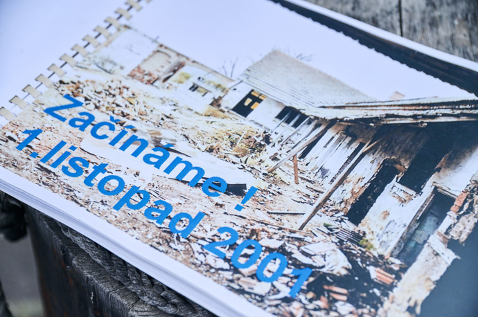 Fotografická kniha, která dokumentuje opravu statku.