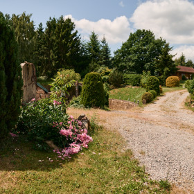 Kousek zahrádky u cesty, která vede do zadního traktu .