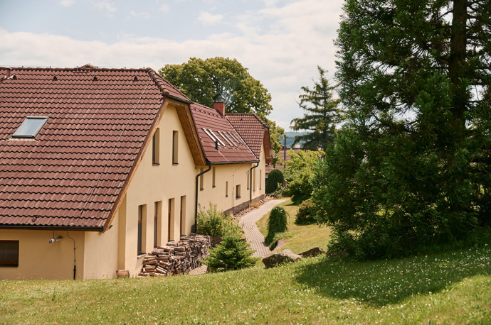Pohled na dům Ladi Kerndla ze svahu nad ním